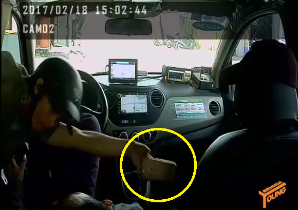 Cộng đồng mạng - Clip: Nằm ngủ trong xe, tài xế taxi bị trộm 'khoắng' mất điện thoại (Hình 2).