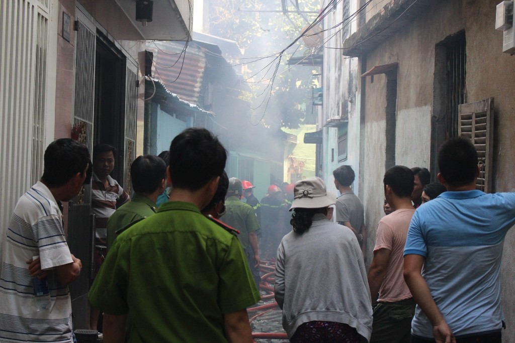 Tin nhanh - Cháy nhà trong hẻm sâu, dân hoảng loạn tháo chạy (Hình 4).