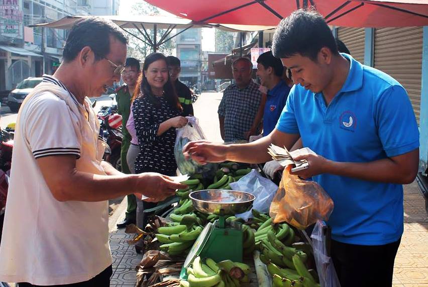 Xã hội - Thanh niên Đồng Nai 'cứu chuối' cho nông dân sau bao ngày ế ẩm