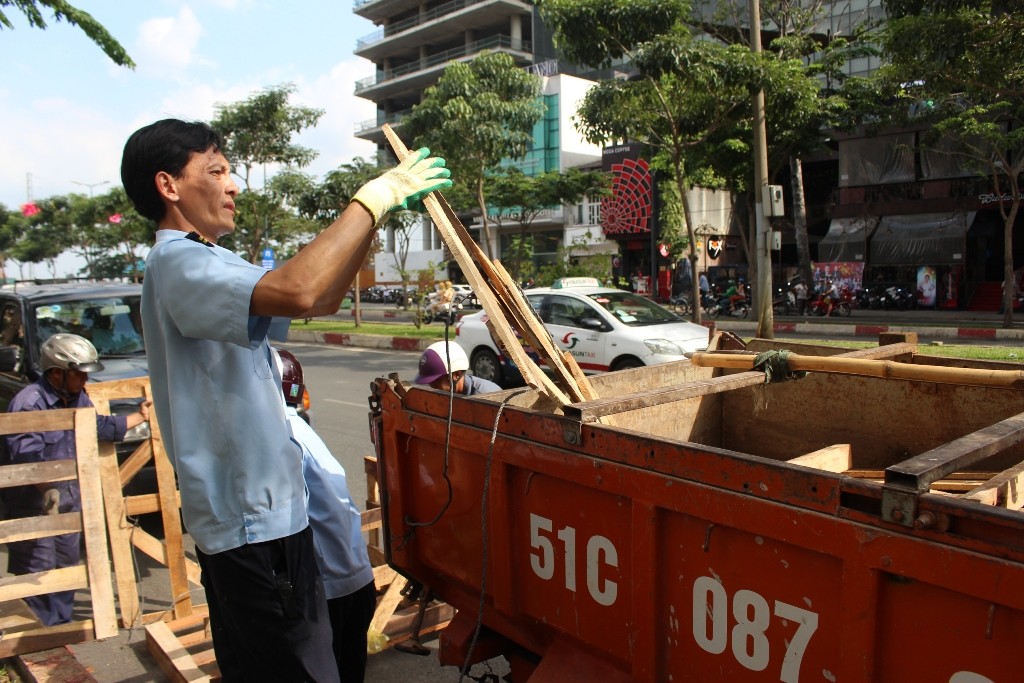 Xã hội - Ông Đoàn Ngọc Hải tiếp tục chỉ đạo tháo dỡ công trình chiếm vỉa hè (Hình 7).