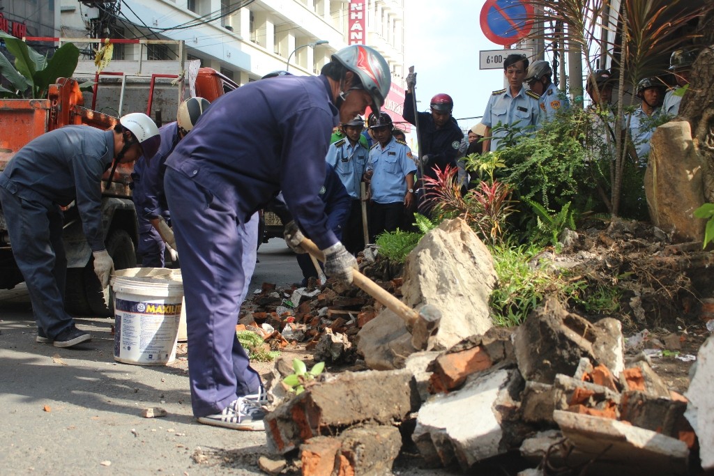 Xã hội - Ông Đoàn Ngọc Hải tiếp tục chỉ đạo tháo dỡ công trình chiếm vỉa hè (Hình 8).