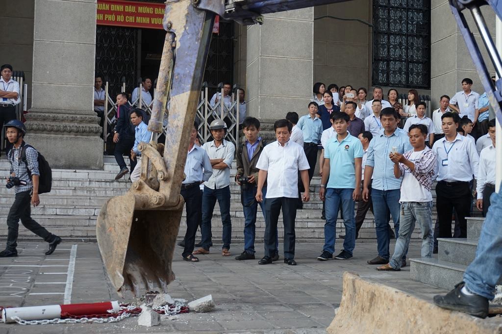 Xã hội - Quận 1 trả lại chốt cảnh vệ đã ‘bứng’ trước Ngân hàng Nhà nước (Hình 3).