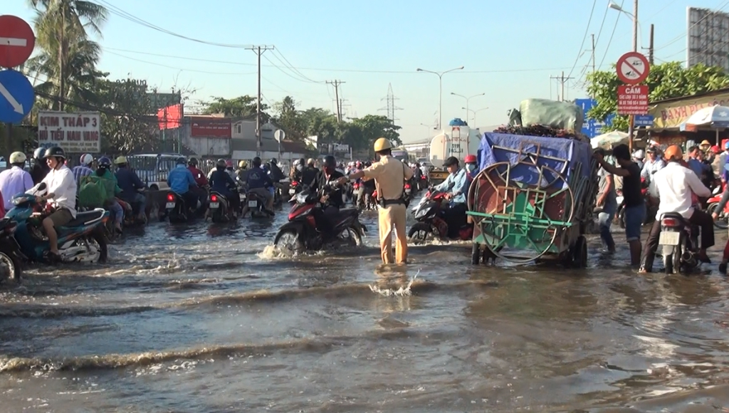 Xã hội - TP.HCM: Nước ngập cửa ngõ phía Tây giữa mùa nắng, giao thông tê liệt (Hình 7).