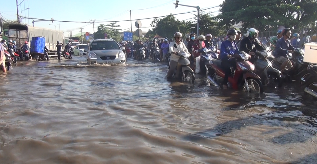 Xã hội - TP.HCM: Nước ngập cửa ngõ phía Tây giữa mùa nắng, giao thông tê liệt (Hình 3).