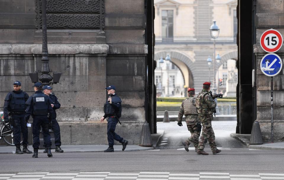 Tiêu điểm - Lính Pháp buộc nổ súng vì kẻ cố lao vào bảo tàng Louvre Paris