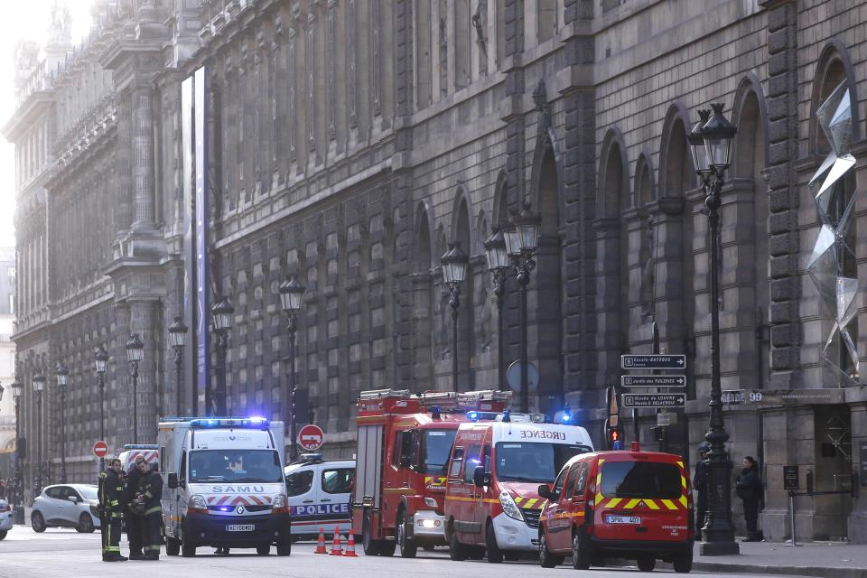 Tiêu điểm - Lính Pháp buộc nổ súng vì kẻ cố lao vào bảo tàng Louvre Paris (Hình 2).