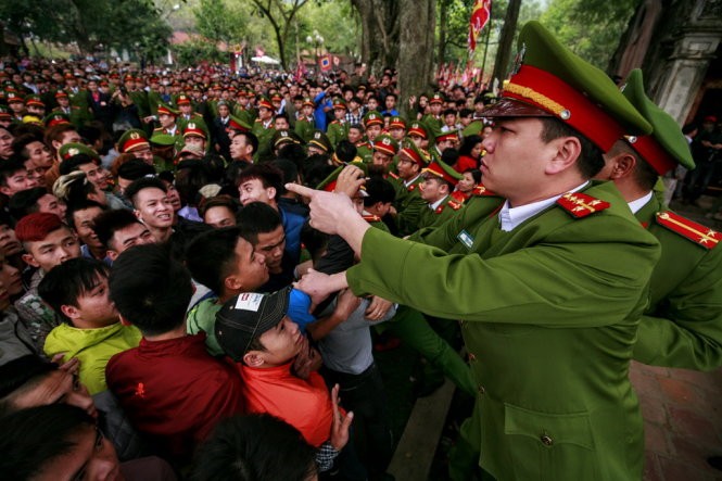 Xi nhan Trái Phải - Cướp lộc, đánh nhau tại hội Gióng: Trả lại tên cho...tháng giêng.