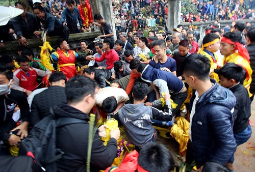 Xã hội - Phó chủ tịch Sóc Sơn: ‘Cướp lộc ở hội Gióng, tôi thấy bình thường’ (Hình 2).