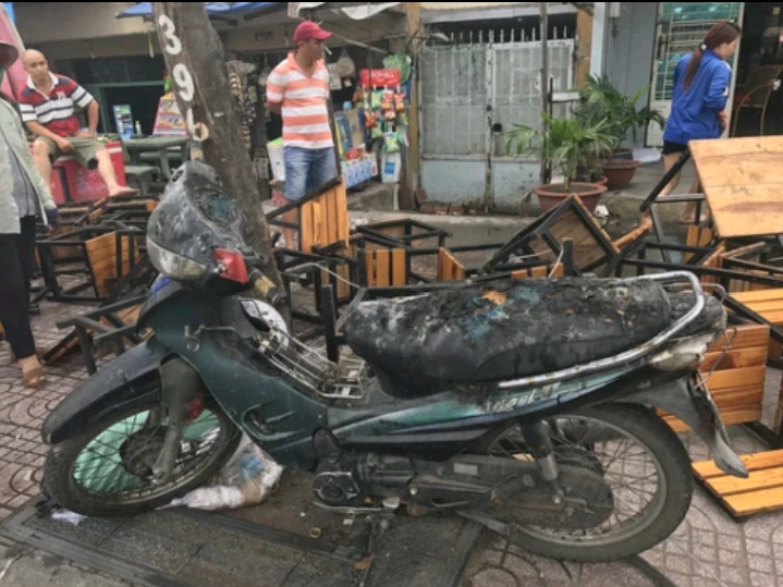 Tin nhanh - TP.HCM: Quán nhậu bốc cháy ngùn ngụt, nhiều người hoảng hốt (Hình 4).