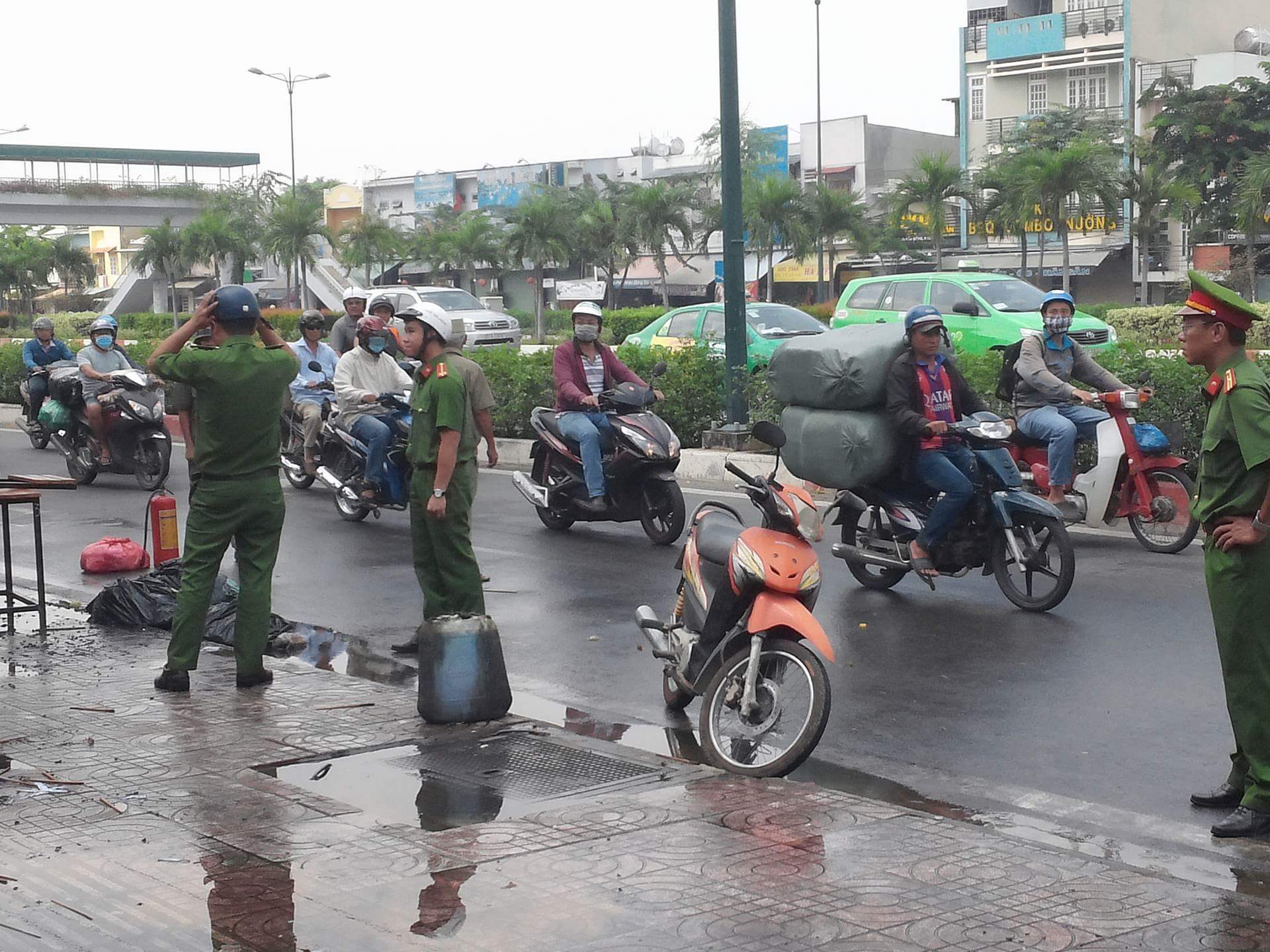 Tin nhanh - TP.HCM: Quán nhậu bốc cháy ngùn ngụt, nhiều người hoảng hốt (Hình 2).