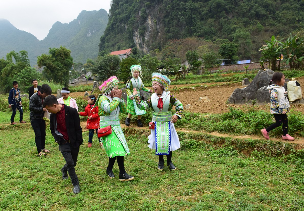 Dậy sóng mạng - Mê mẩn với nhan sắc của các ‘hoa khôi’ H’mông đi trảy hội (Hình 11).