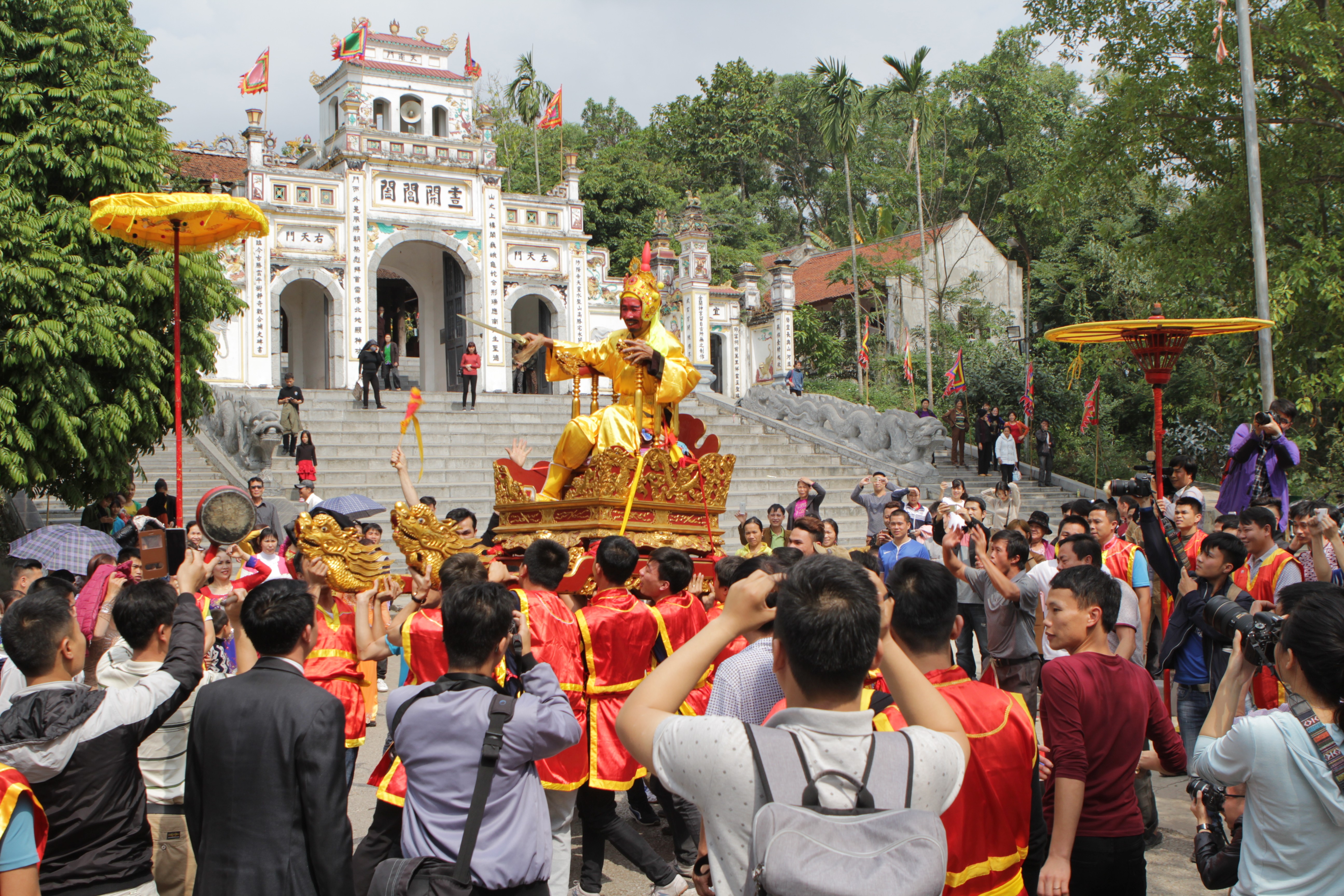 Xã hội - Độc đáo lễ hội rước 'vua sống' tại Hà Nội (Hình 5).