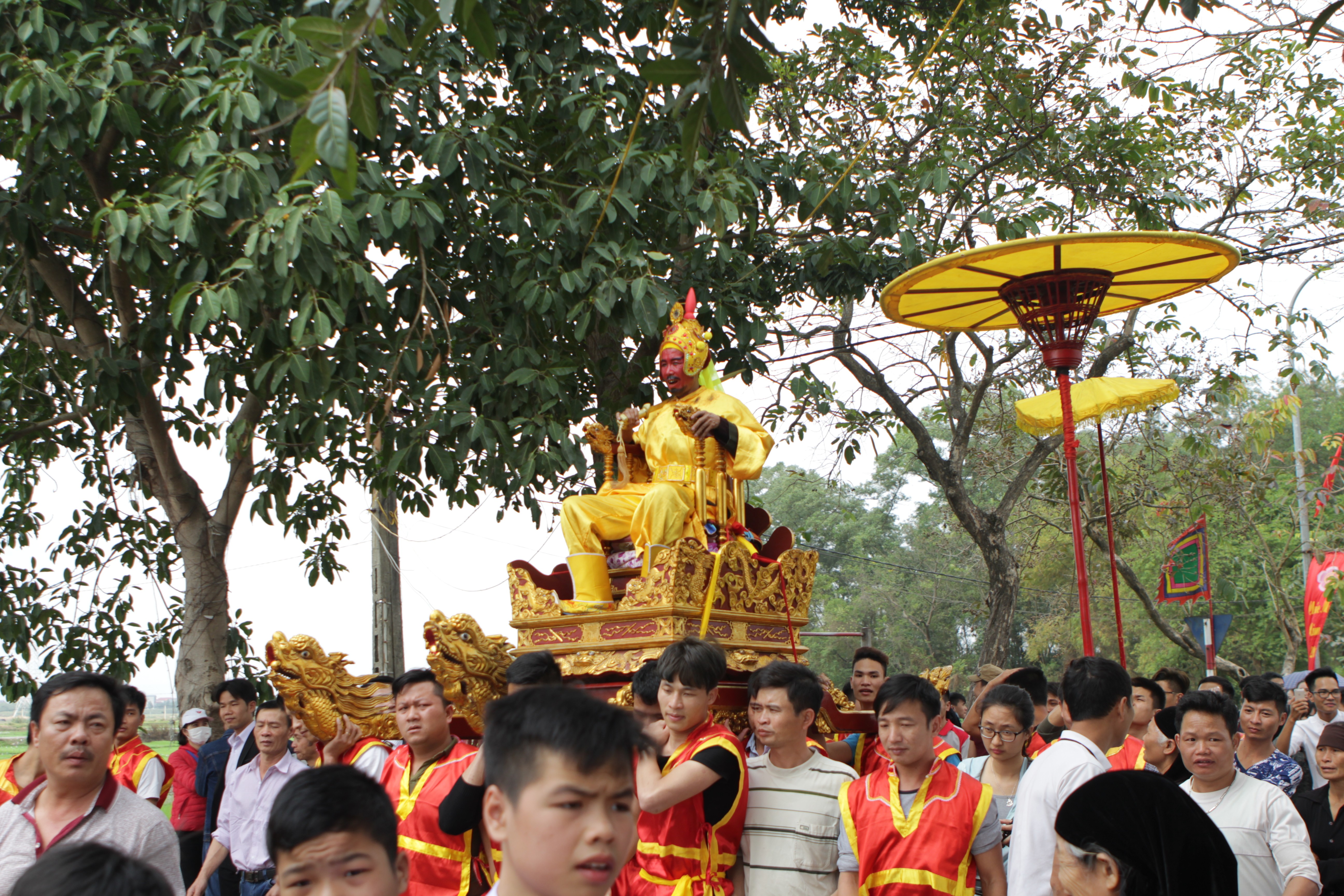 Xã hội - Độc đáo lễ hội rước 'vua sống' tại Hà Nội (Hình 6).