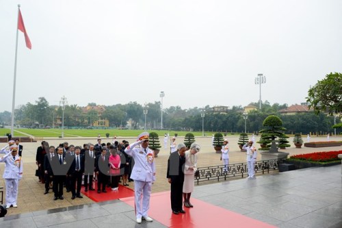 Chính trị - Nhật hoàng Akihito cùng Hoàng hậu viếng Lăng Chủ tịch Hồ Chí Minh (Hình 3).