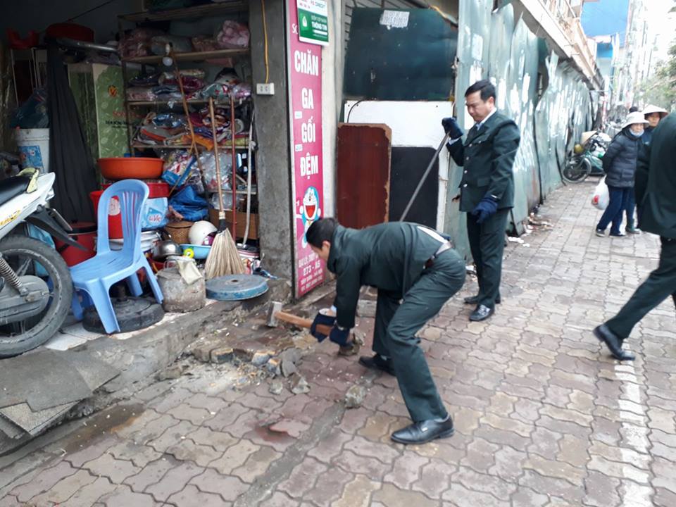 Xã hội - Dẹp loạn vỉa hè ở Hà Nội: 'Dẹp ngoài đường, trong nhà lại loạn' (Hình 10).