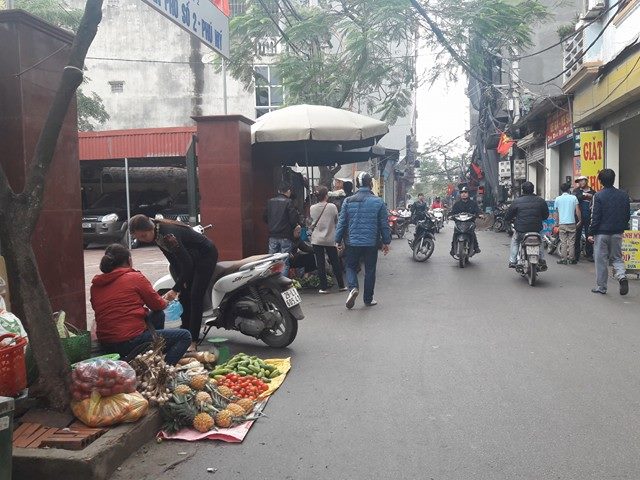 Xã hội - Dẹp loạn vỉa hè ở Hà Nội: 'Dẹp ngoài đường, trong nhà lại loạn' (Hình 7).