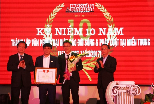 Tin nhanh - Lễ kỷ niệm 10 năm thành lập Văn phòng miền Trung báo ĐS&PL (Hình 6).