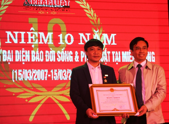 Tin nhanh - Lễ kỷ niệm 10 năm thành lập Văn phòng miền Trung báo ĐS&PL (Hình 8).