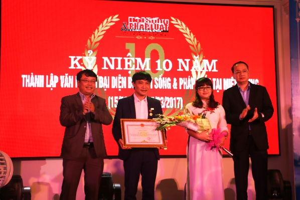 Tin nhanh - Lễ kỷ niệm 10 năm thành lập Văn phòng miền Trung báo ĐS&PL (Hình 11).