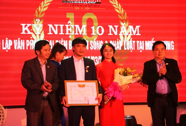 Tin nhanh - Lễ kỷ niệm 10 năm thành lập Văn phòng miền Trung báo ĐS&PL (Hình 10).