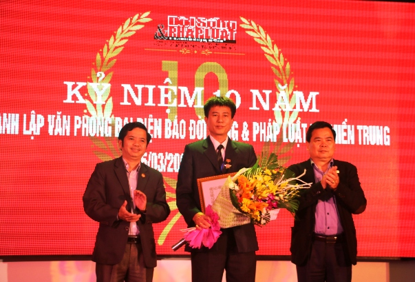 Tin nhanh - Lễ kỷ niệm 10 năm thành lập Văn phòng miền Trung báo ĐS&PL (Hình 12).