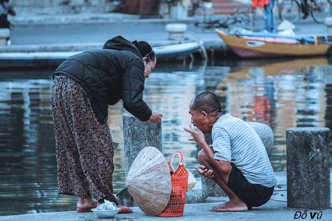 Dậy sóng mạng - Xúc động khoảnh khắc mẹ già bón cơm cho người con tật nguyền (Hình 2).