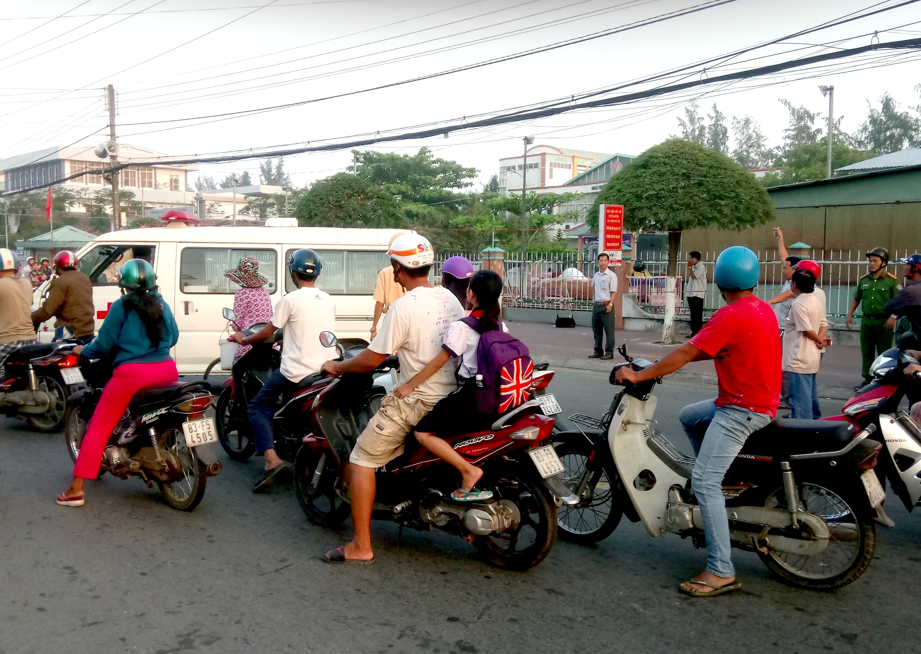 An ninh - Hình sự - Phát hiện thi thể đôi nam nữ nằm trước cổng Nhà văn hóa Sóc Trăng