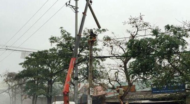 Xã hội - Ứng cứu thợ điện bốc cháy trên cao do điện cao thế phóng trúng (Hình 2).