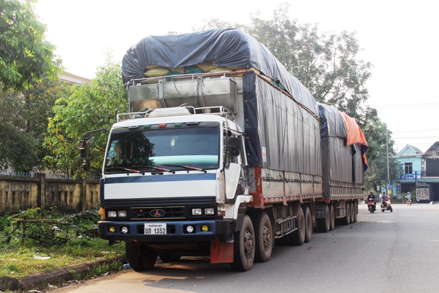 Tin nhanh - Húc đổ cổng chào huyện, xe tải ‘khủng’ bỏ chạy trong đêm