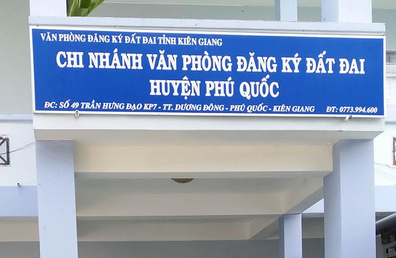 Xi nhan Trái Phải - Kế toán tham ô, tiếp viên buôn lậu vàng: Bao nhiêu là ‘đủ’?