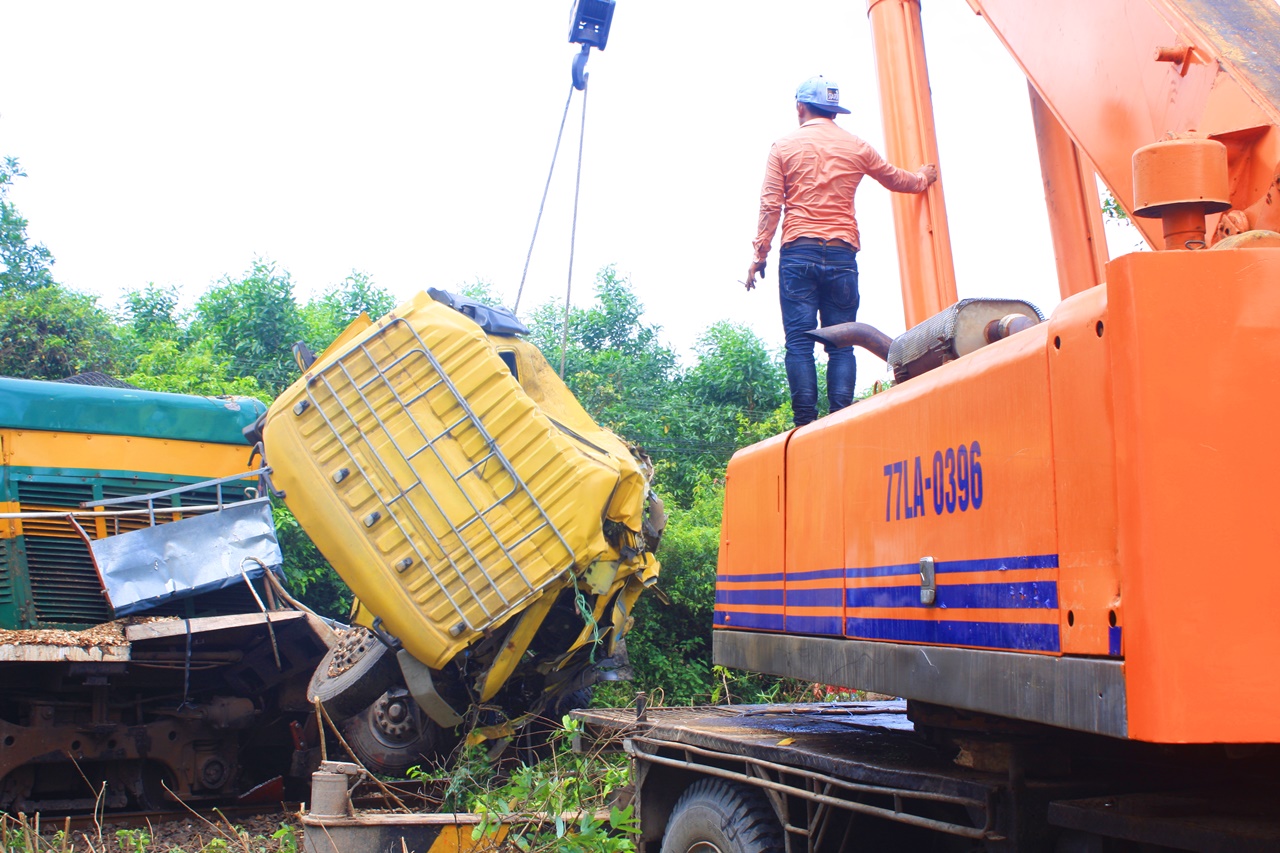 Xã hội - Tàu hỏa 'tông' xe tải kéo lê 300m, cả 2 biến dạng, đường sắt tê liệt (Hình 3).