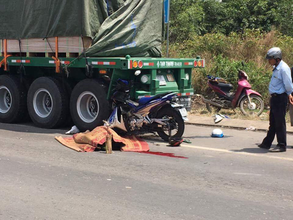 Tin nhanh - Lao thẳng vào đuôi container, 2 vợ chồng thương vong 