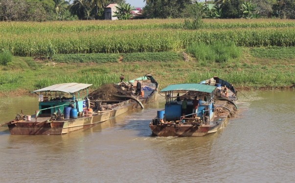 Xã hội - Sạt lở đất do khai thác cát ồ ạt ở thượng nguồn sông Đồng Nai (Hình 3).