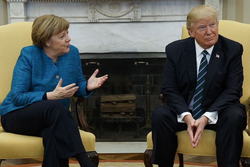 Tiêu điểm - Lý do TT Donald Trump không bắt tay bà Merkel trong cuộc gặp đầu