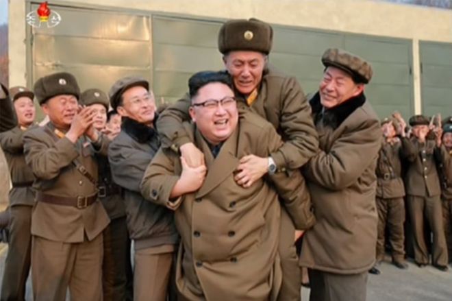 Tiêu điểm - Hình ảnh ông Kim Jong Un cõng cấp dưới ăn mừng gây chú ý