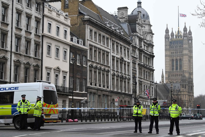 Tiêu điểm - Chân dung cảnh sát anh hùng tay không đối đầu khủng bố ở London (Hình 2).