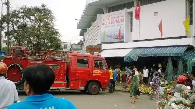 Tin nhanh - Huế: Kho hàng mã bốc cháy, tiểu thương hốt hoảng di chuyển tài sản