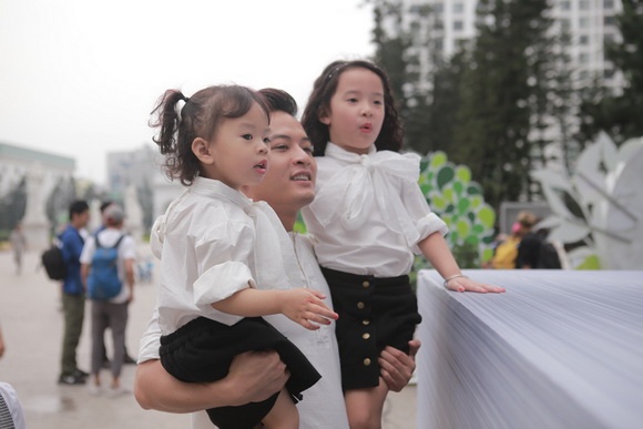 Ngôi sao - Diễn viên Hồng Đăng lần đầu đưa vợ và hai con gái đi dự sự kiện (Hình 3).