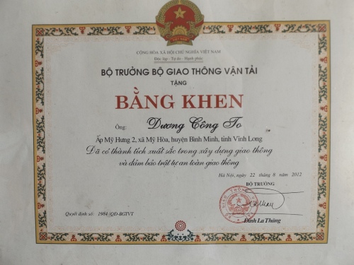 Xã hội - Lão ông 80 tuổi mang nghiệp 'cướp cơm của Hà bá' ở cầu Cần Thơ (Hình 5).