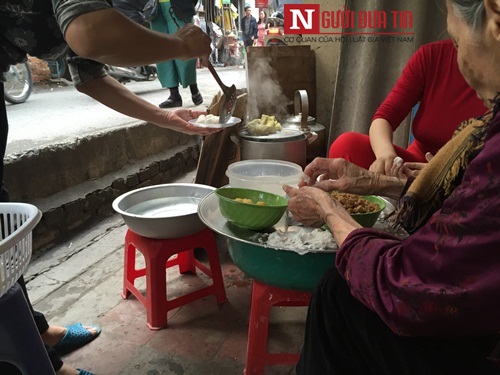 Xã hội - Tết Hàn thực: Dân Thủ đô xếp hàng dài mua bánh trôi, bánh chay