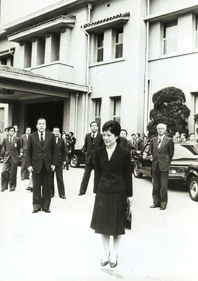 Hồ sơ - Park Geun-hye: Từ vị trí quyền lực nhất Hàn Quốc cho tới phòng giam (Hình 2).