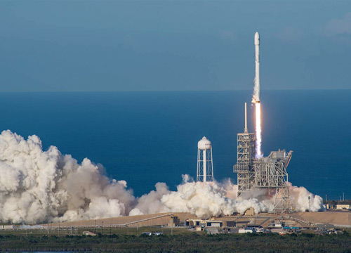 Công nghệ - SpaceX lần đầu tiên phóng thành công tên lửa tái chế