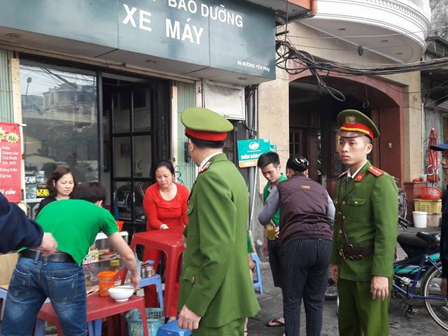Xã hội - Hà Nội: Công an phường và chuyện ‘dẹp loạn’ vỉa hè bằng 'tình và lý’ (Hình 3).