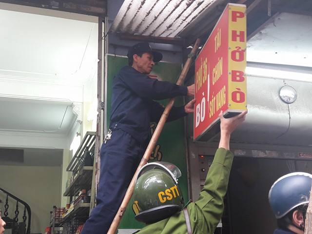 Xã hội - Hà Nội: Công an phường và chuyện ‘dẹp loạn’ vỉa hè bằng 'tình và lý’ (Hình 2).