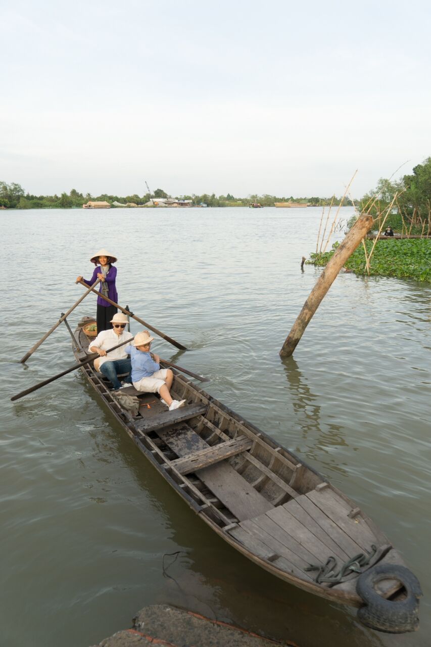 Ngôi sao - Bố con Hoàng Bách hào hứng chèo thuyền khi quay MV mới (Hình 9).