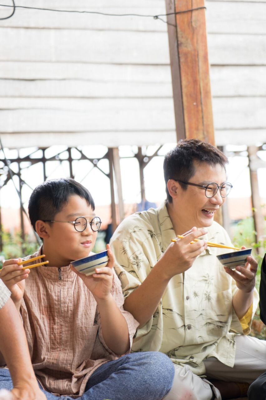 Ngôi sao - Bố con Hoàng Bách hào hứng chèo thuyền khi quay MV mới (Hình 7).