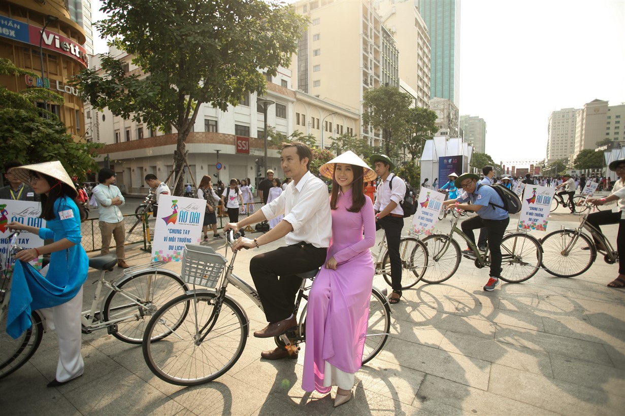 Thời trang - Hoa hậu Mỹ Linh gây thương nhớ với áo dài tím mộng mơ (Hình 8).