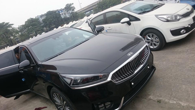 Tin tức xe - Sedan cao cấp Kia K7 2017 xuất hiện tại Việt Nam, giá khoảng 1,8 tỷ  (Hình 2).