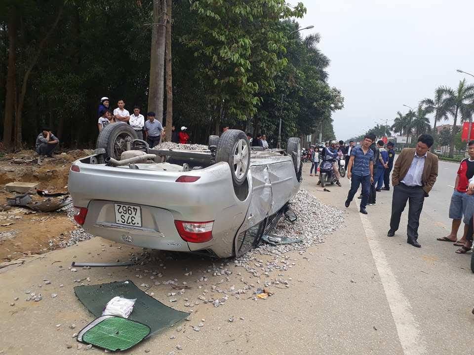 Tin nhanh - Va chạm với xe máy, xế hộp nằm 'phơi bụng' trên đại lộ