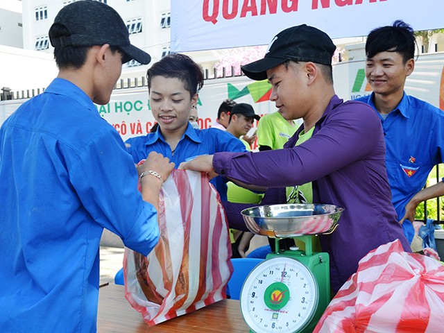 Xã hội - Chung tay ‘giải cứu’ dưa hấu cho các gia đình sinh viên (Hình 3).